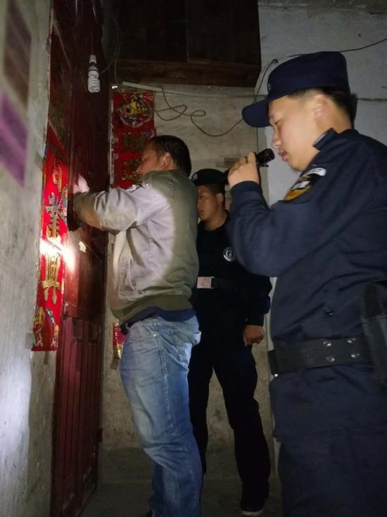 保定粗心妈妈误将幼女锁家中 民警全城寻开锁师傅开门