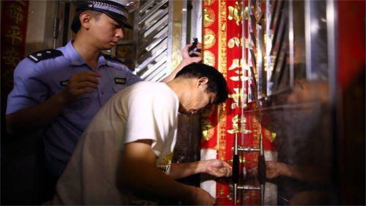 保定请开锁师傅开了锁后，师傅为什么一般都不进门，就算主人请也不进去？